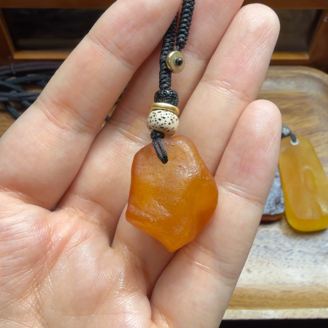 琥珀未镶嵌吊坠(赠链)