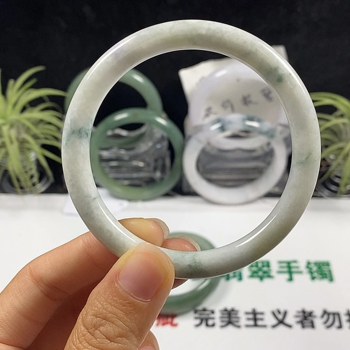 未镶嵌手镯翡翠97号。 57.4圈
