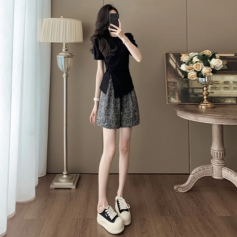 盐系穿搭休闲时尚套装女夏新款设计感圆领开叉短袖提花短裤两件套
