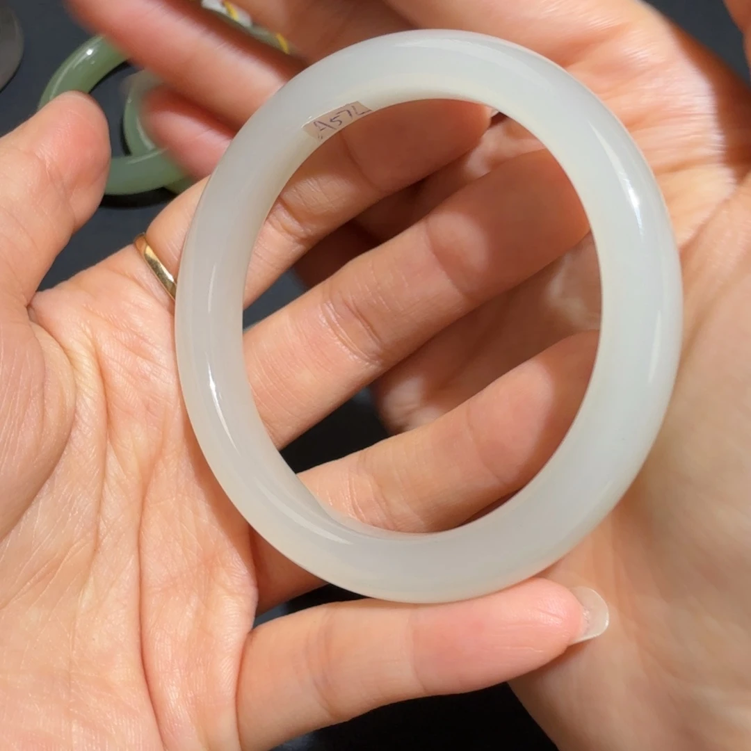 老***糊和田玉未镶嵌手镯