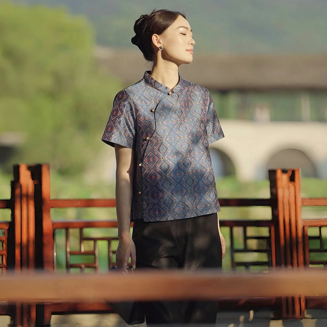 漾姿新款时尚优雅立领款34姆米蜀锦幻彩桑蚕丝小衫 XGX255-25969