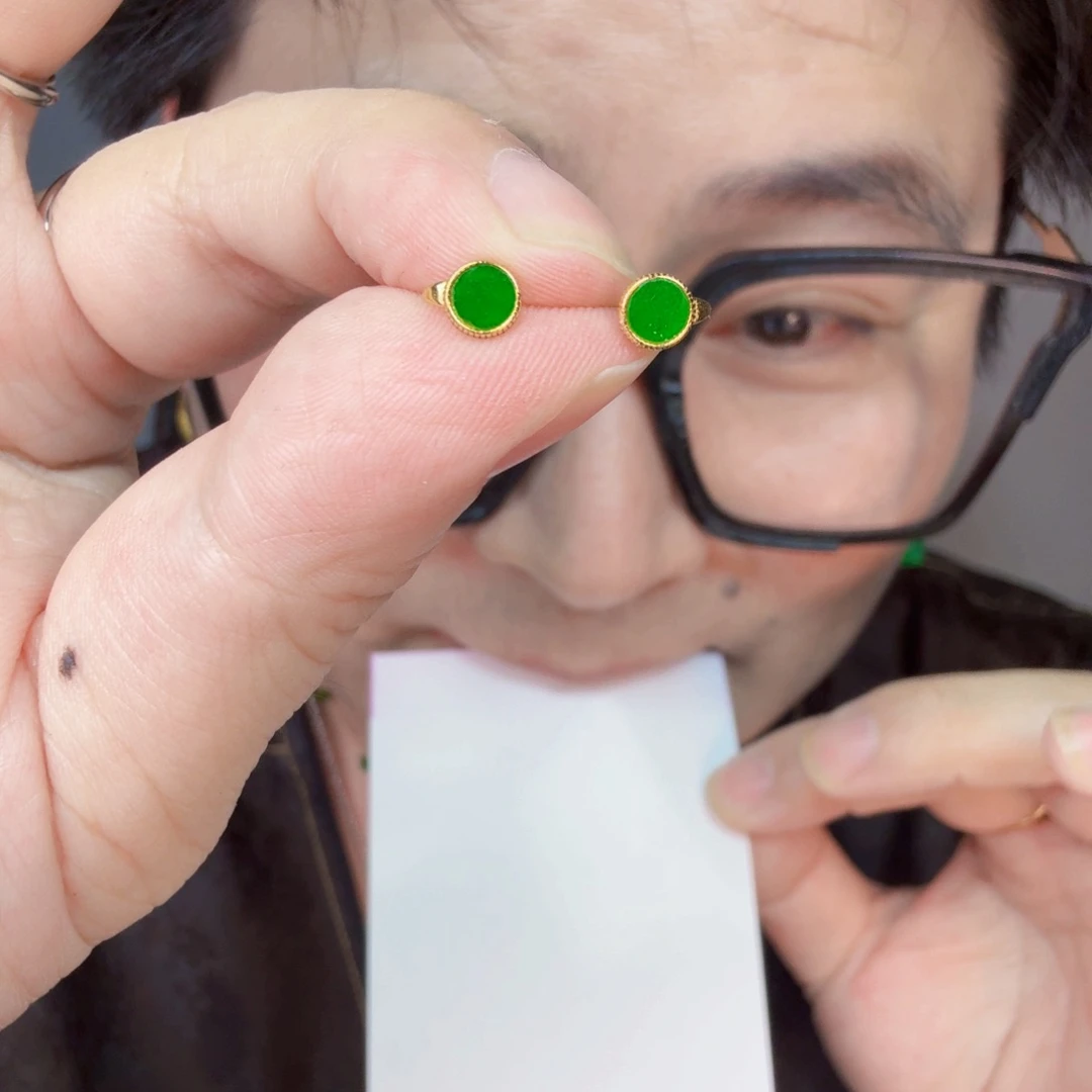 翡翠未镶嵌颈饰一对