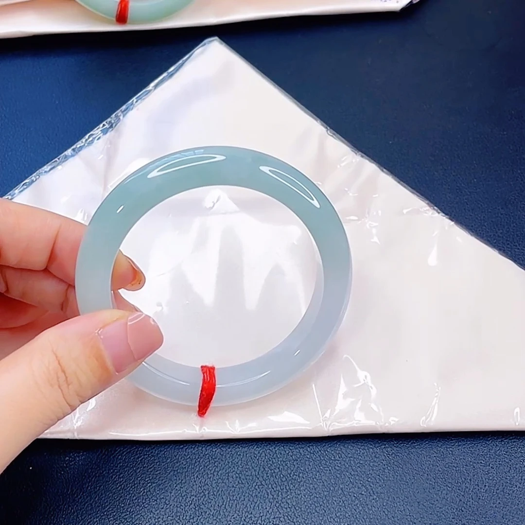 翡翠未镶嵌手镯半山水