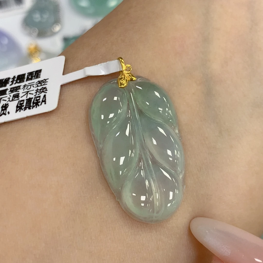 颈饰18K金镶嵌翡翠