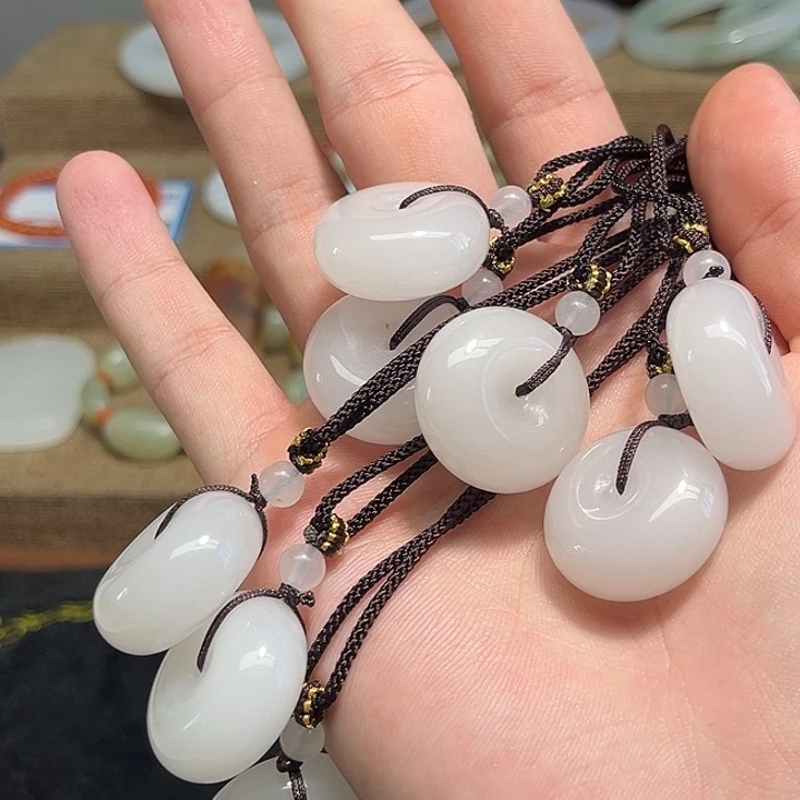 石英质玉未镶嵌颈饰