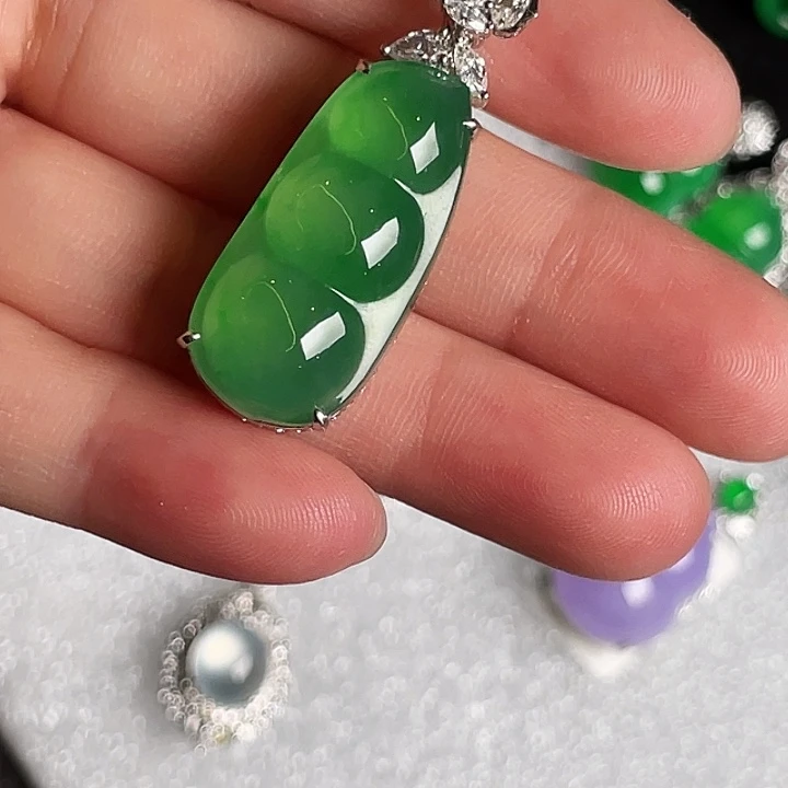 翡翠18K金镶嵌颈饰吊坠