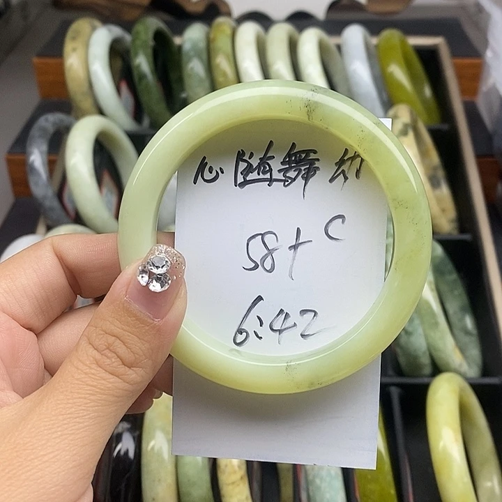 心***动蛇纹石玉未镶嵌手镯