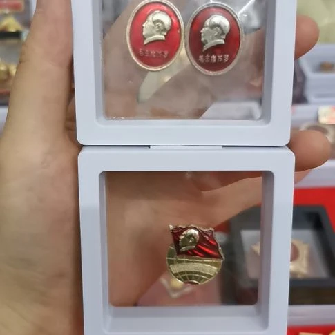其他普通金属用****8红色收藏纪念章3个