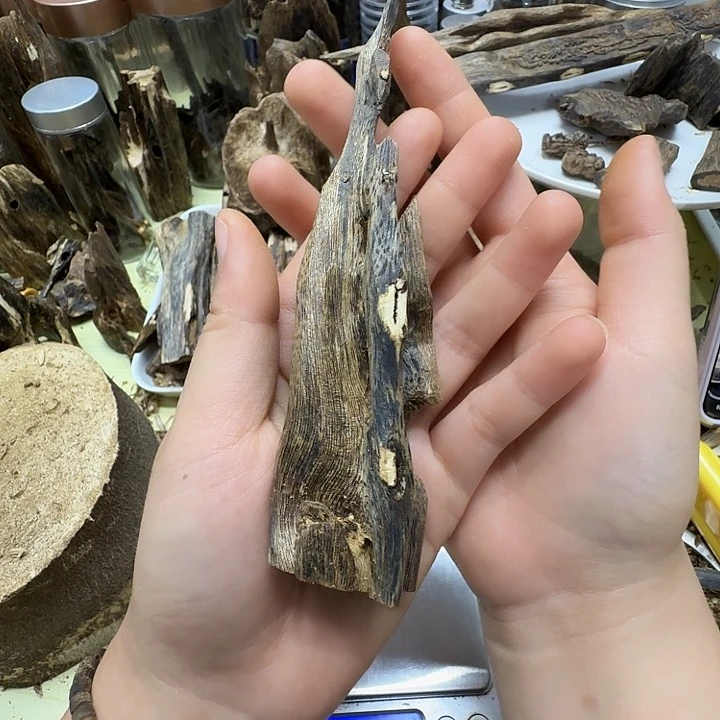 香料奇楠虫漏小摆件37克加