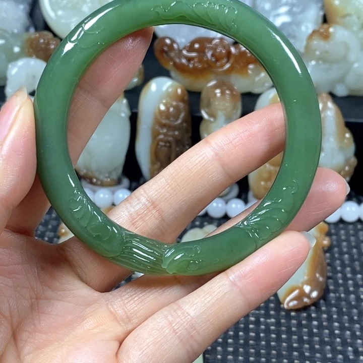 和田玉未镶嵌颈饰一**云