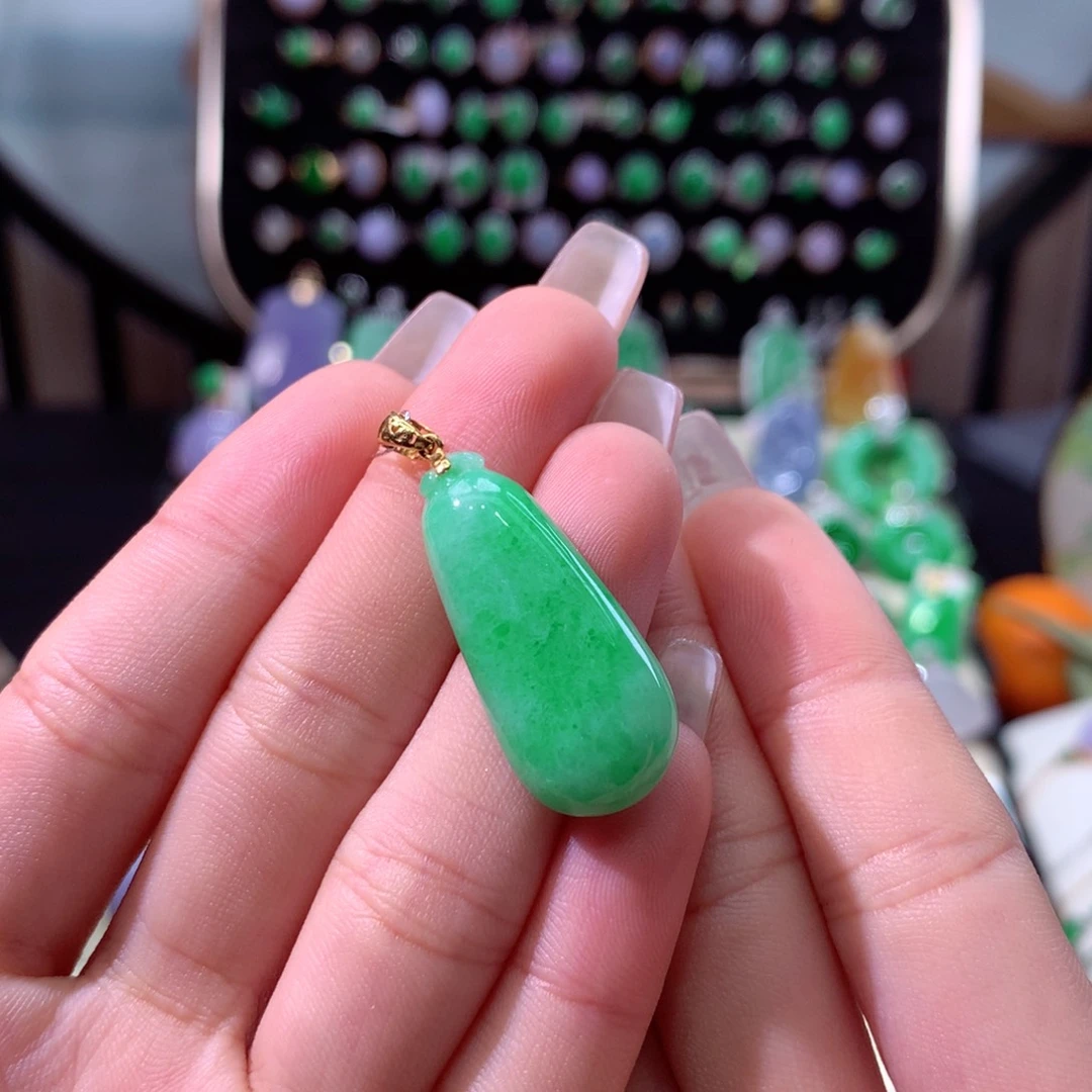 翡翠颈饰18K金镶嵌翡翠