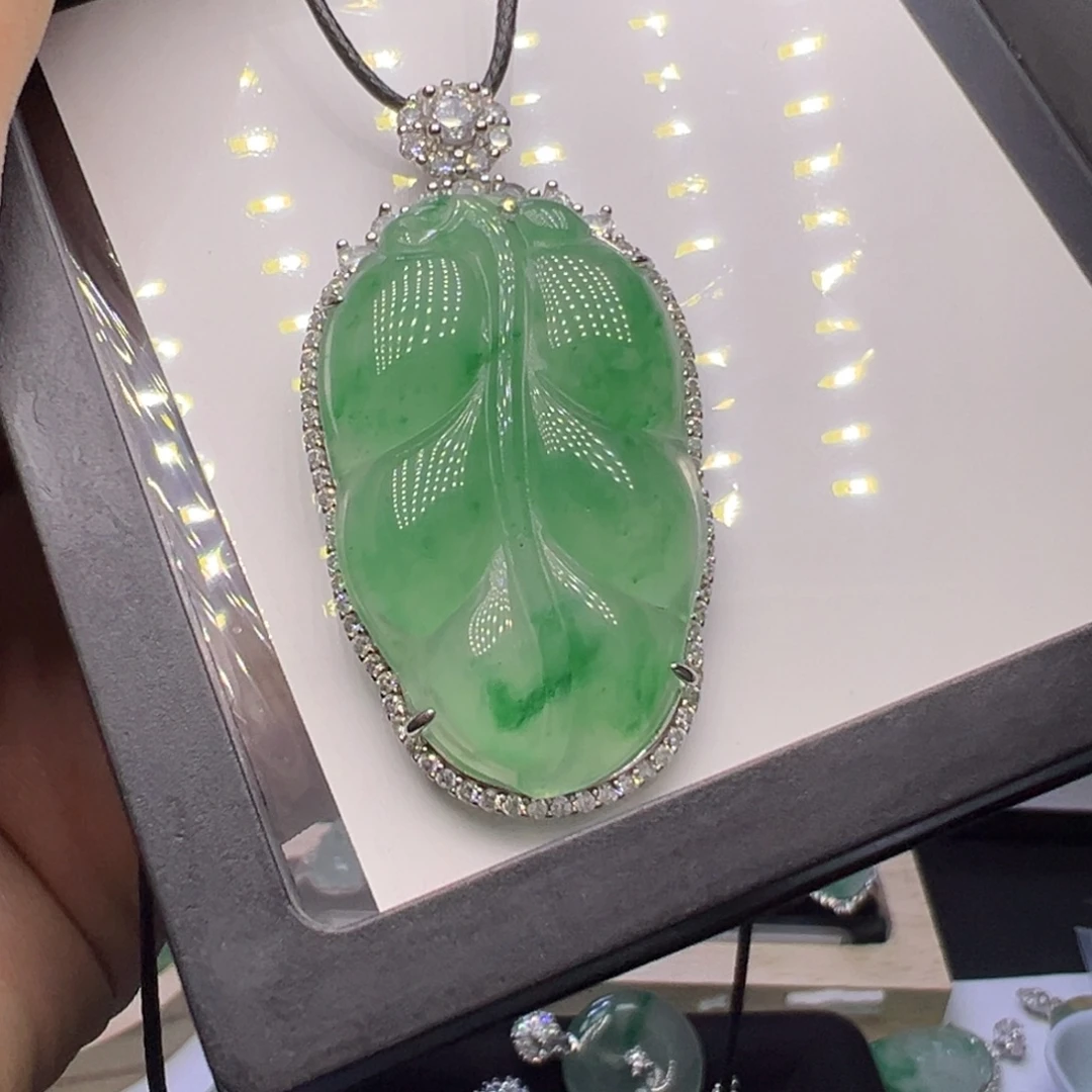 *****石英质玉（非洲翠）未镶嵌颈饰