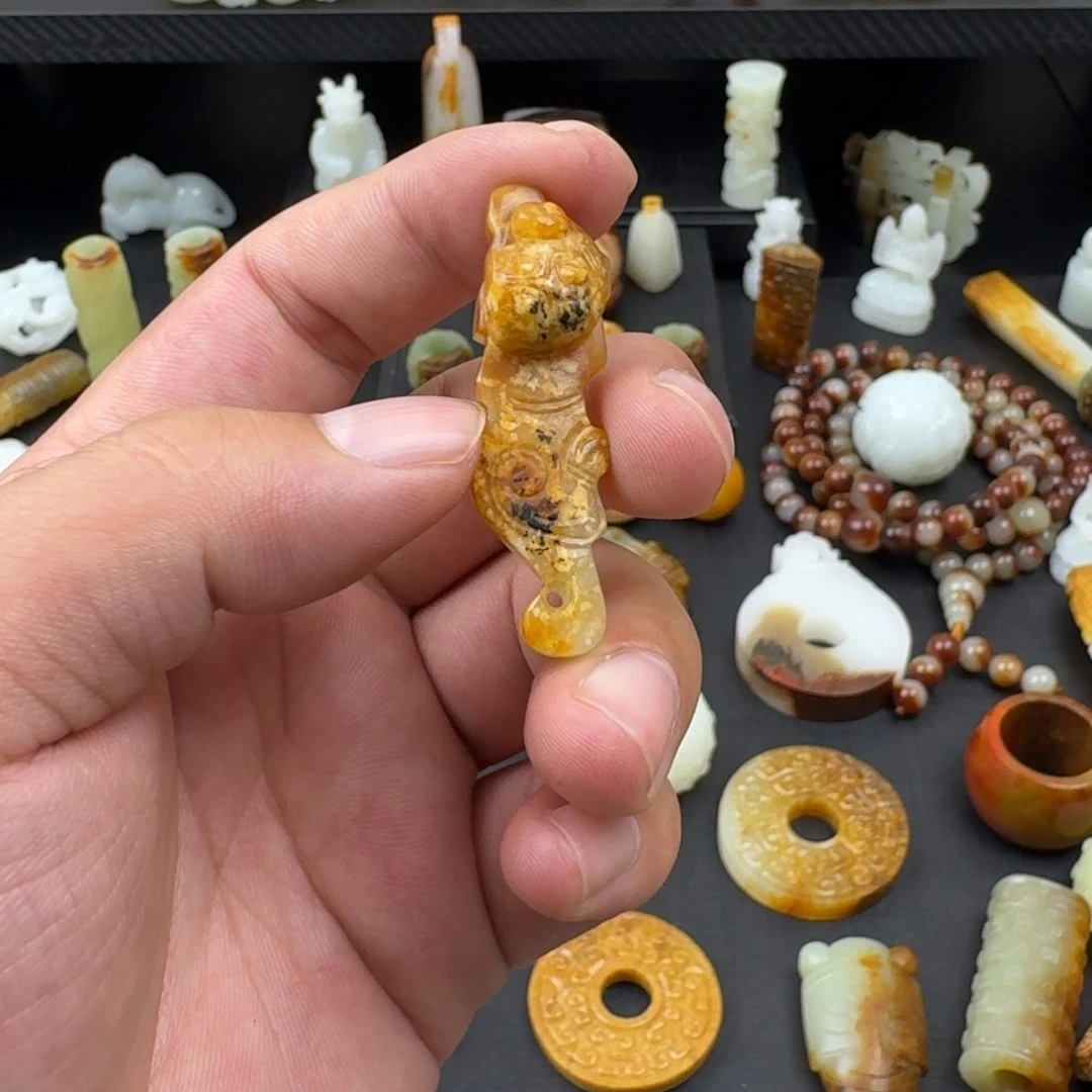 反***骨颈饰未镶嵌和田玉（糖玉）