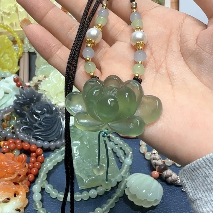 未镶嵌蛇纹石玉吊坠
