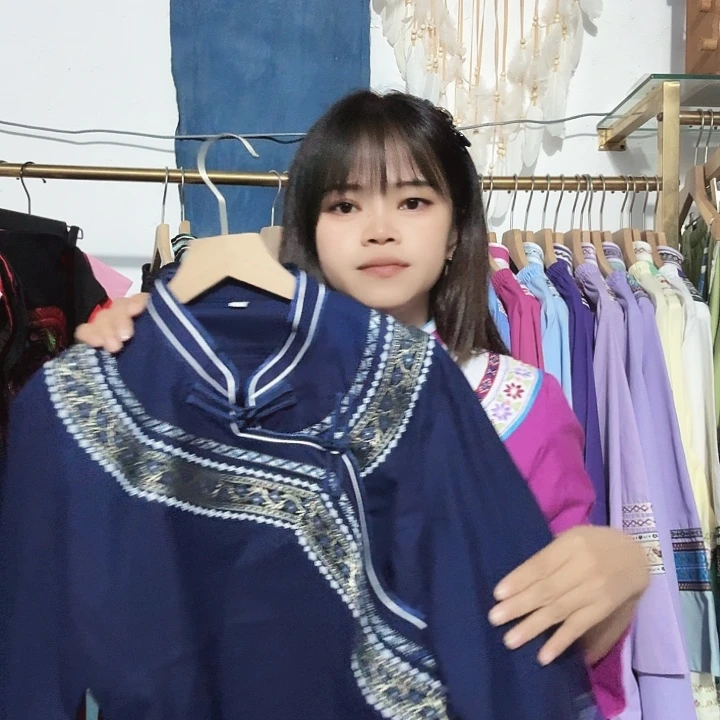 少数民族布依族蓝色上衣