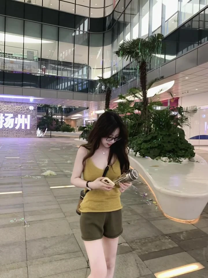 秋季新款纯欲慵懒风女装INS风v领显瘦短款背心上衣气质卷边短裤