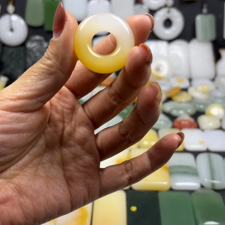 石英质玉（金丝玉）未镶嵌颈饰