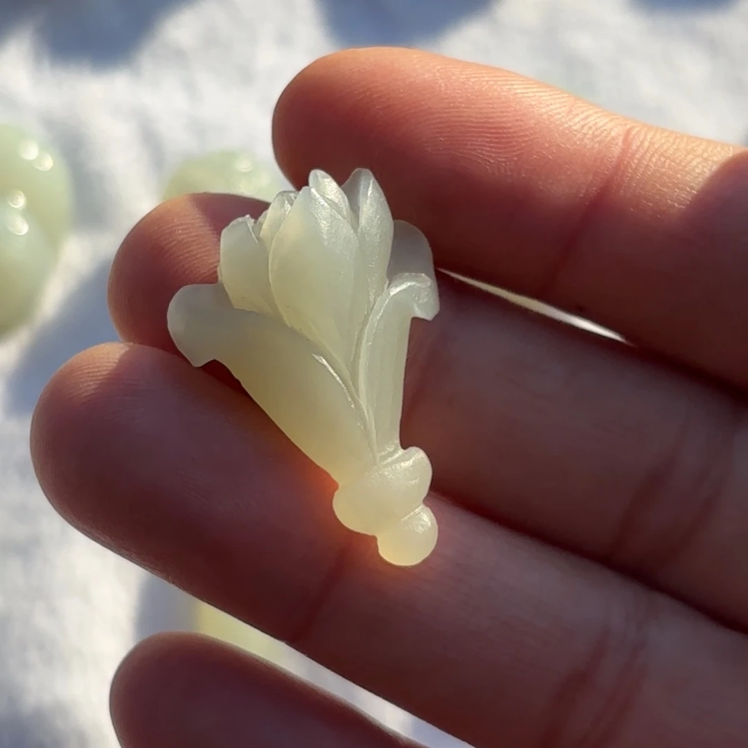 颈饰未镶嵌和田玉玉兰花。定制抛光后发货