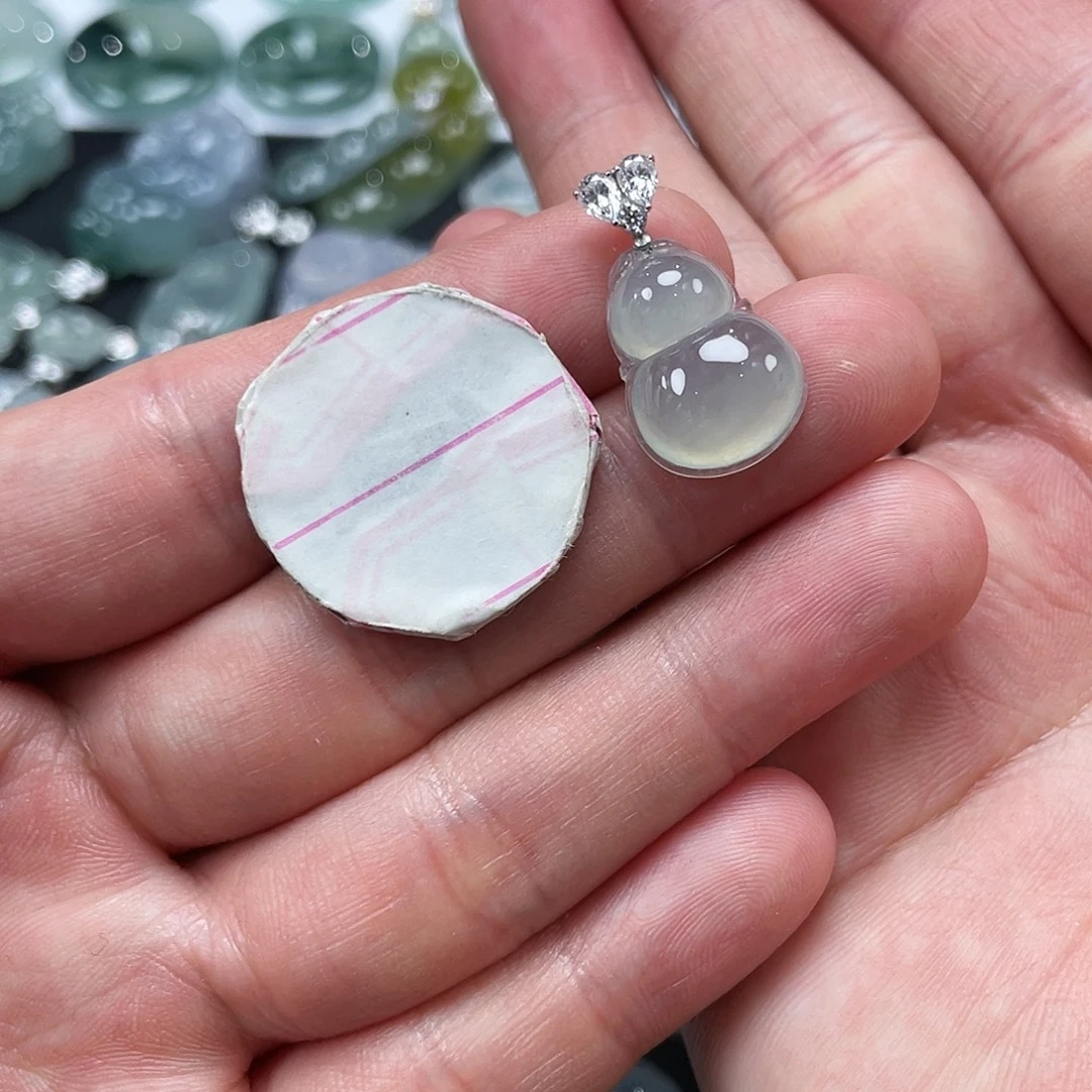 云***奶翡翠18K金镶嵌颈饰