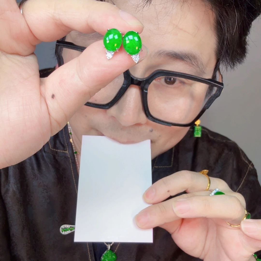 翡翠未镶嵌颈饰一对