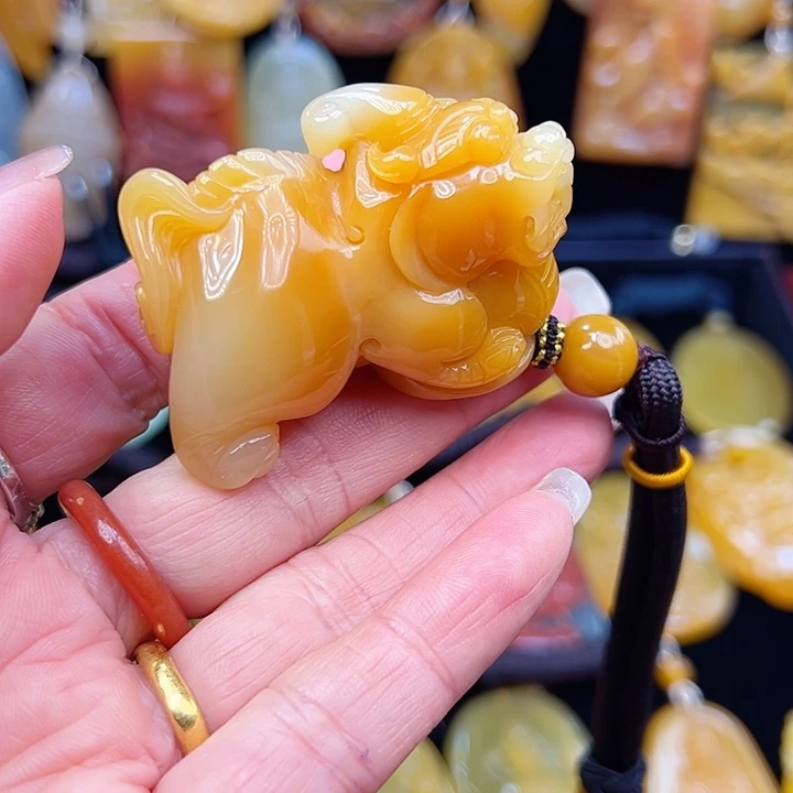 石英质玉（黄龙玉）合金颈饰