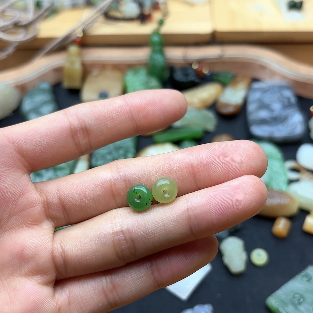 和田玉颈饰未镶嵌八**?