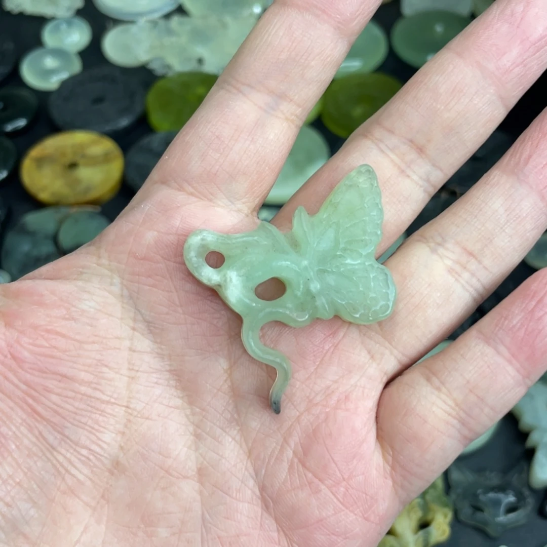 岫玉未镶嵌颈饰蛇蝶