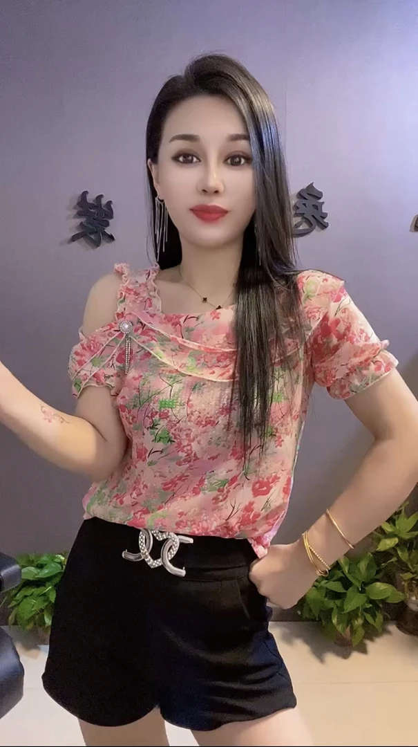 2025爆款夏季露肩碎花雪纺上衣宽松随身柔美吸睛独特多巴胺上衣