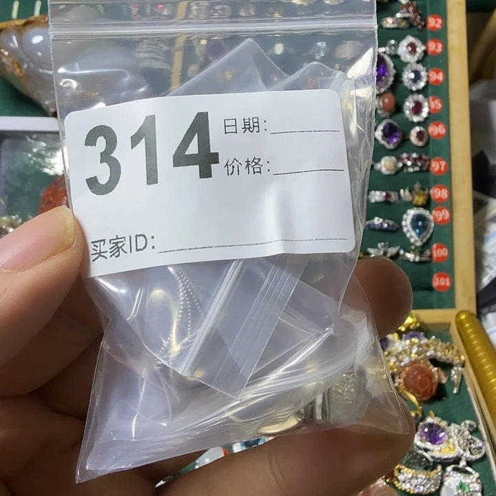 水晶戒指银S925镶嵌吴*。