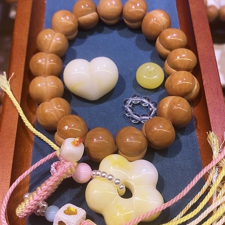 M***J猴头核桃手串奶油泡芙手持爱心小花