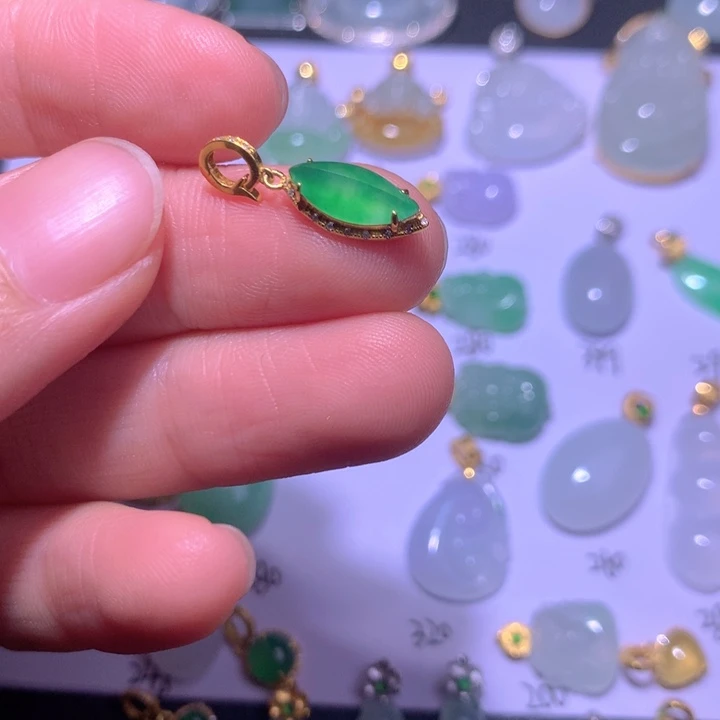 翡翠18K金镶嵌颈饰翡翠