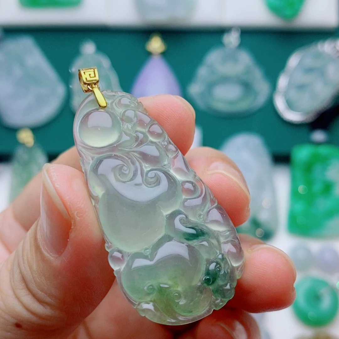 翡翠18K金镶嵌颈饰如意