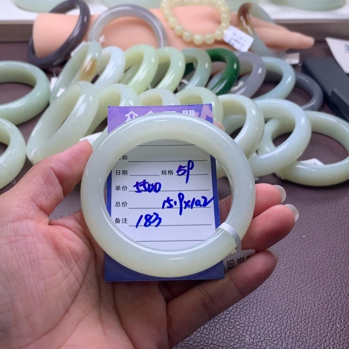 玫***瑰未镶嵌手镯和田玉