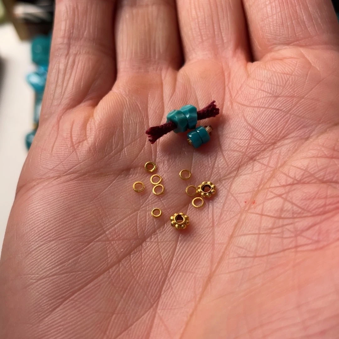 绿松石未镶嵌颈饰有***.