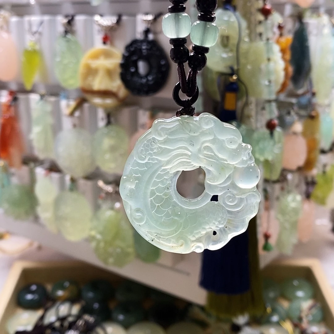 蛇纹石玉未镶嵌颈饰