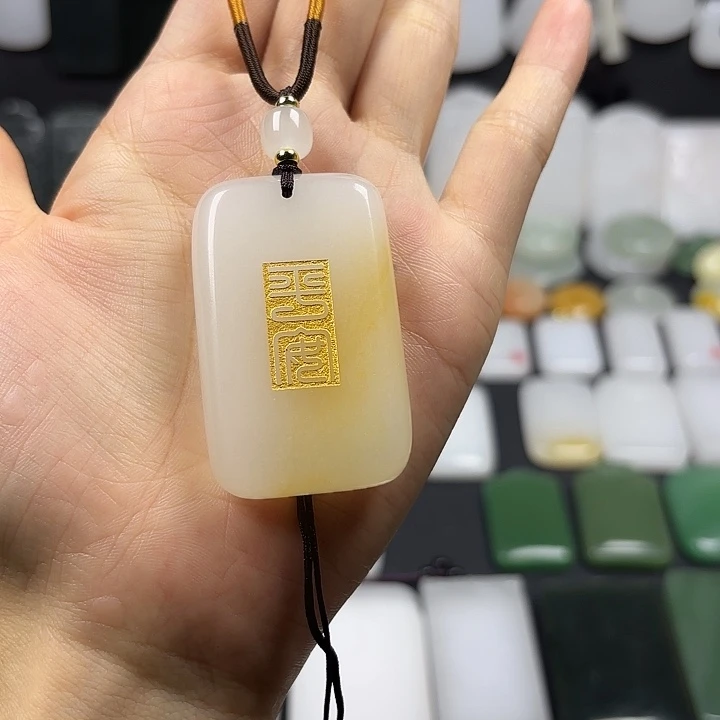 *****颈饰未镶嵌石英质玉