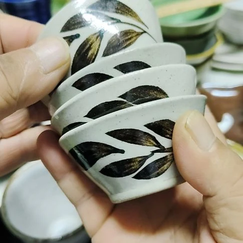 瓷片瓷片，各种摆件，均有瑕疵。沙锅！