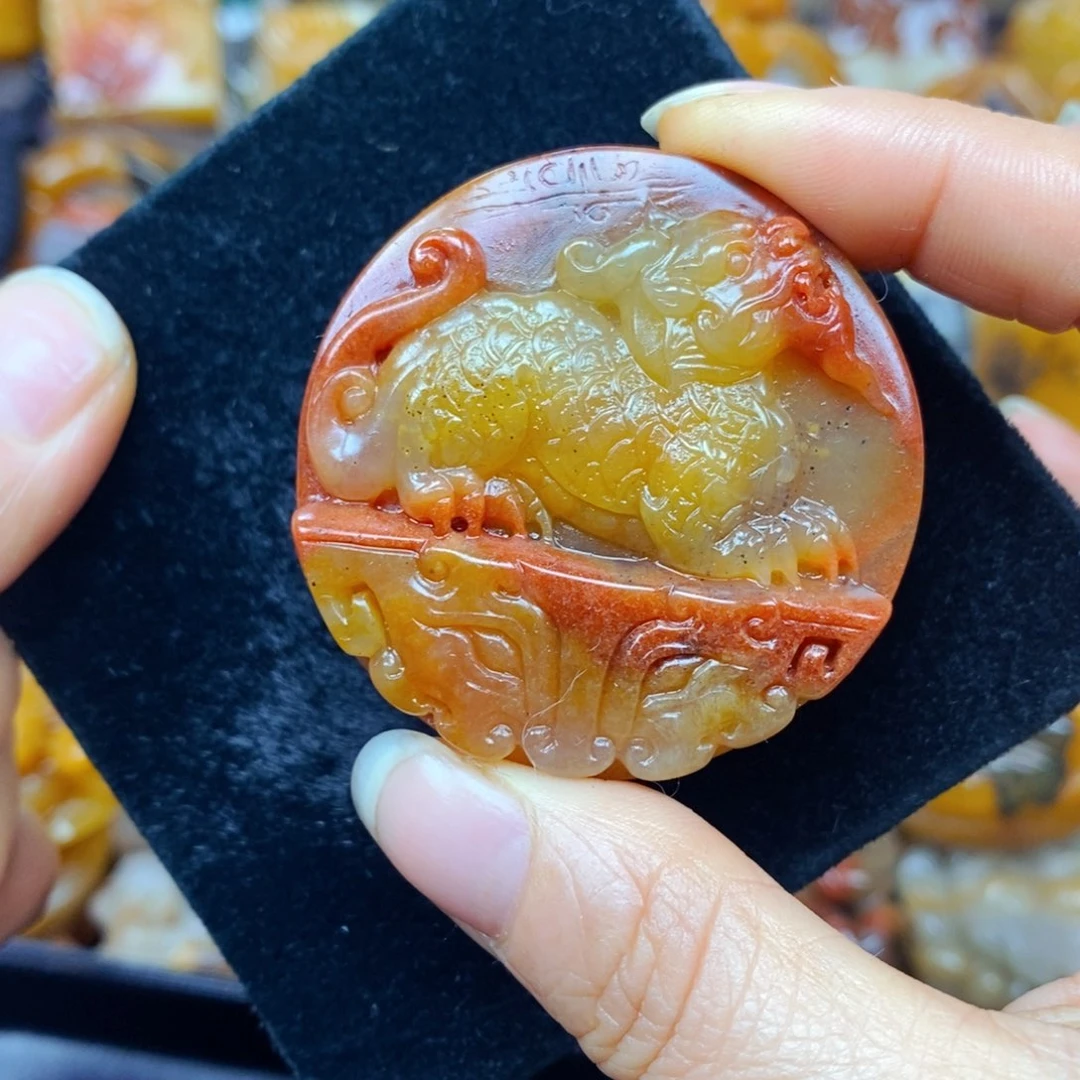 未镶嵌石英质玉（黄龙玉）颈饰