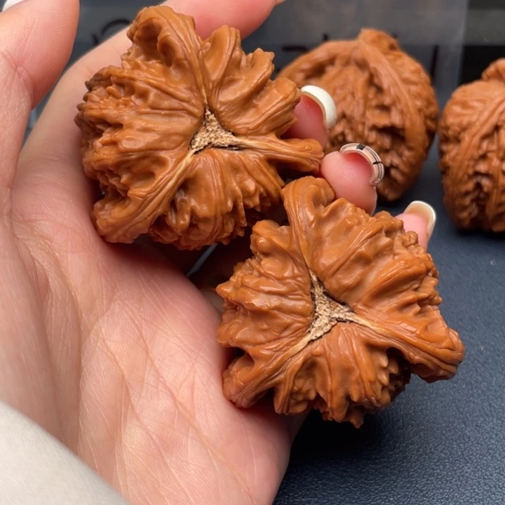 一***桑文玩核桃吊坠白狮子