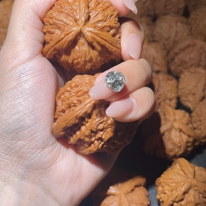 S***i文玩核桃吊坠小妹三棱