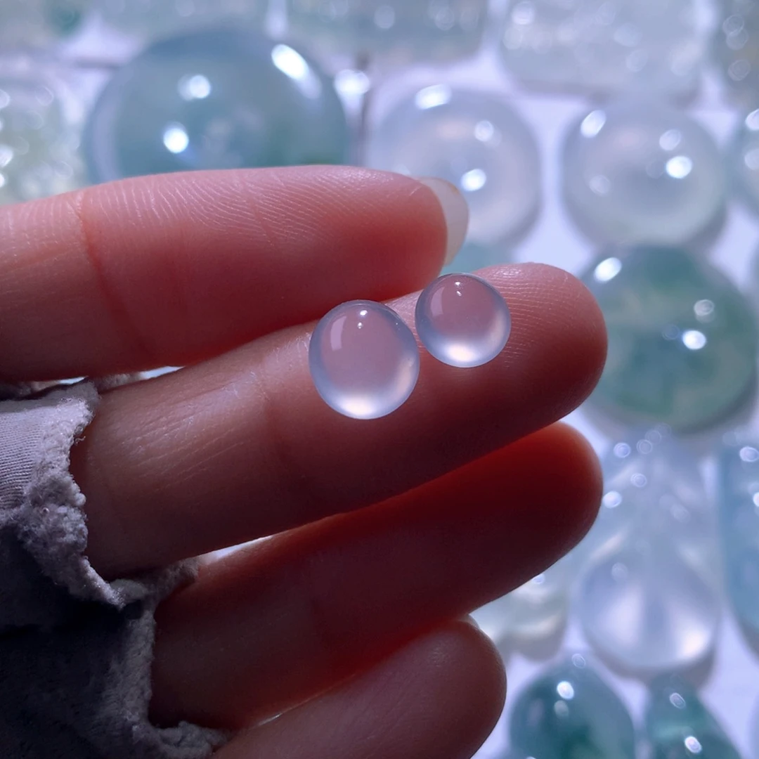 翡翠未镶嵌颈饰一对