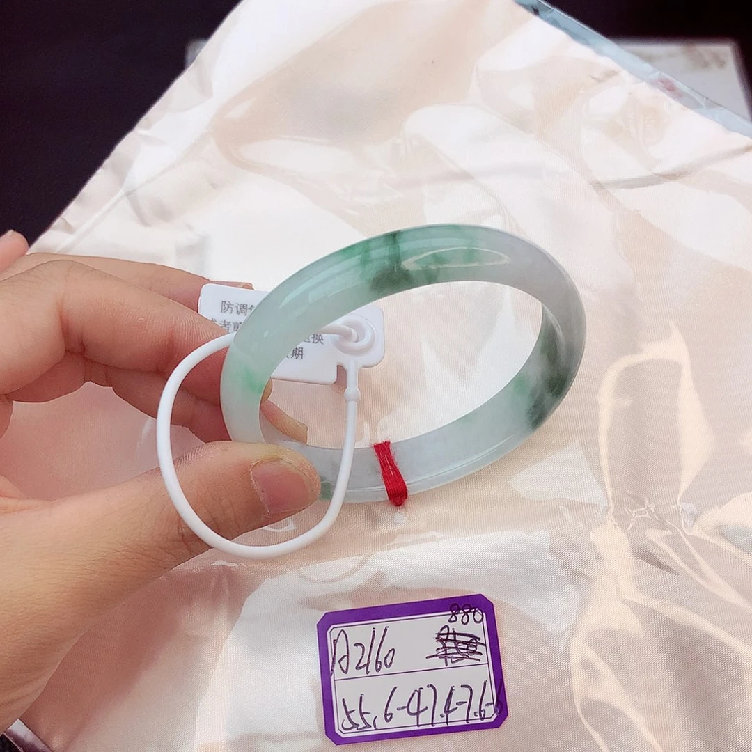 翡翠手镯未镶嵌翡翠