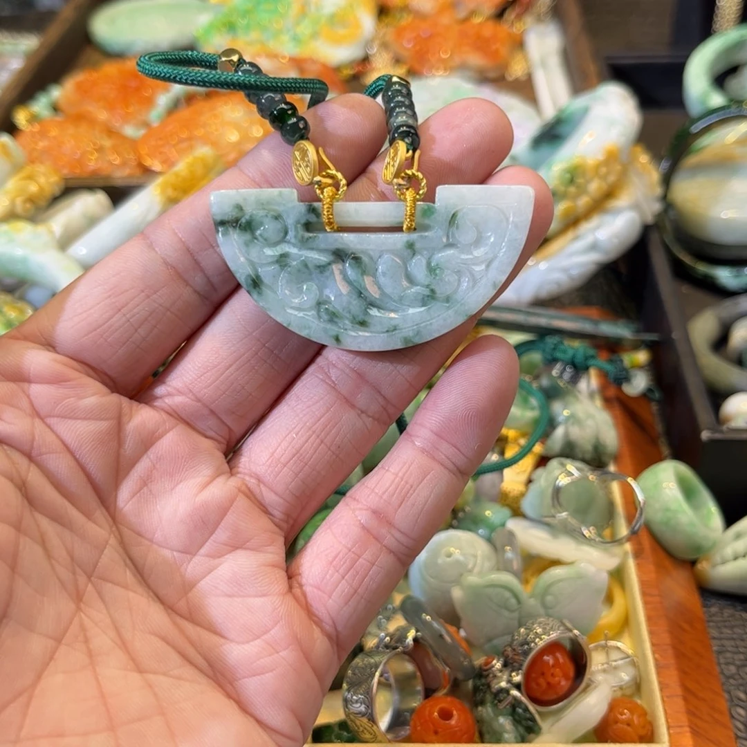 翡翠颈饰未镶嵌翡翠颈饰未镶嵌