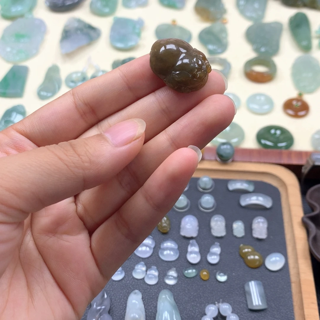 翡翠未镶嵌颈饰金蟾