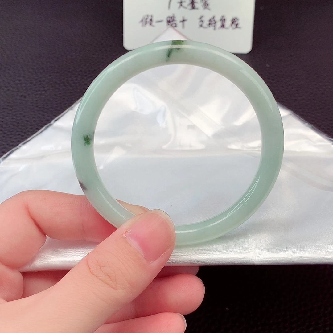 翡翠手镯未镶嵌翡翠