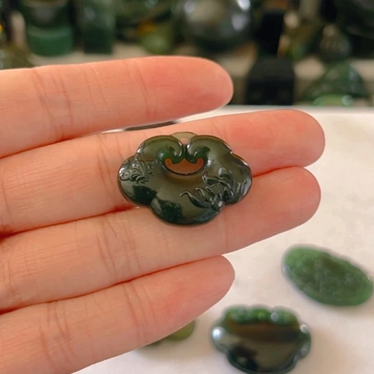 蛇纹石玉颈饰未镶嵌晨**奶