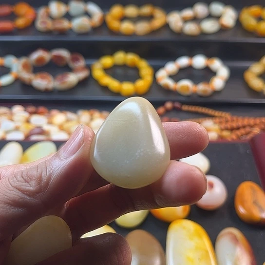 班***迪和田玉未镶嵌颈饰
