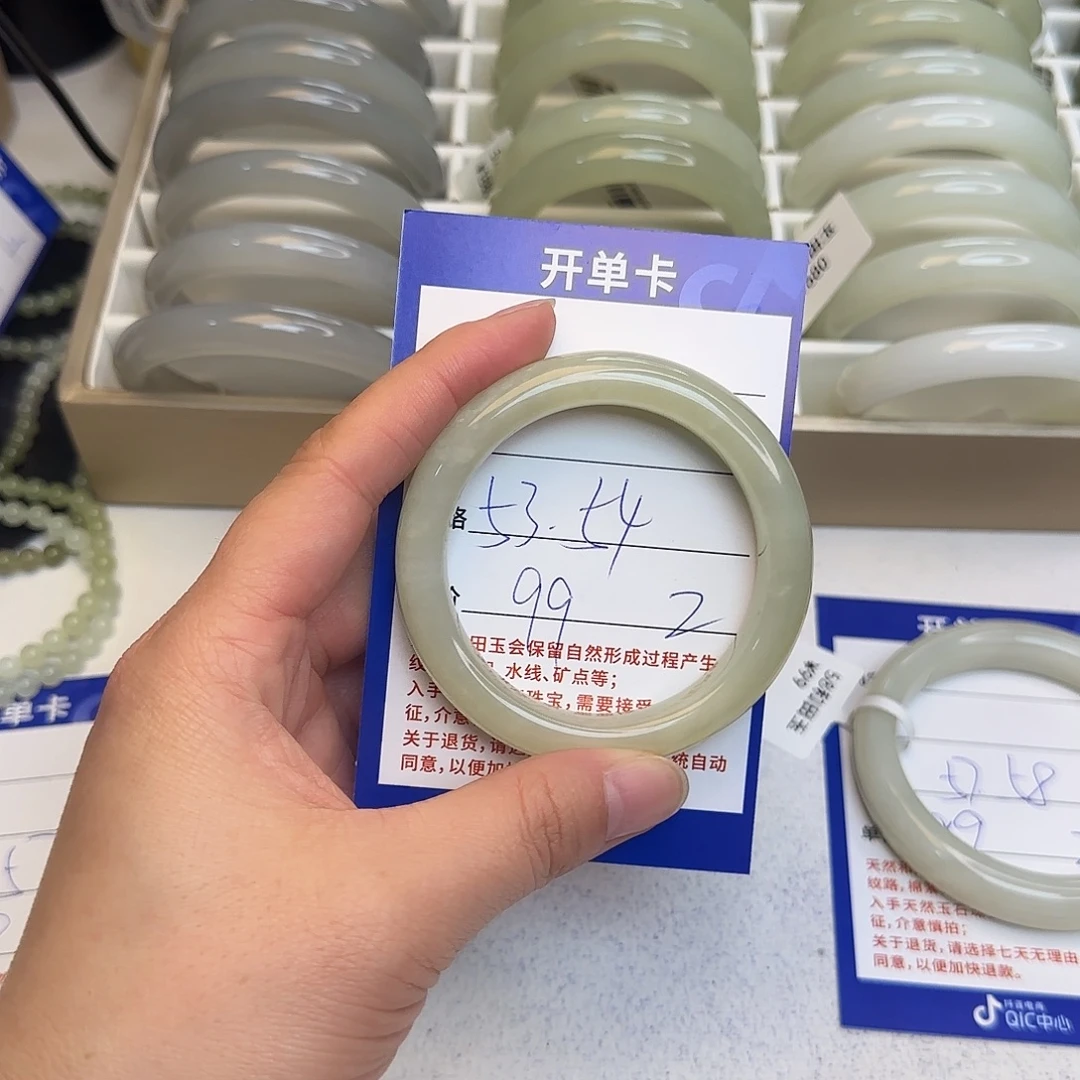 和田玉未镶嵌手镯