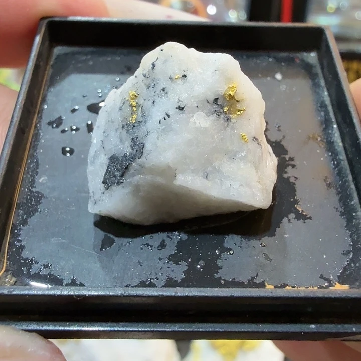 在4.3g聚金阁天然明金矿标