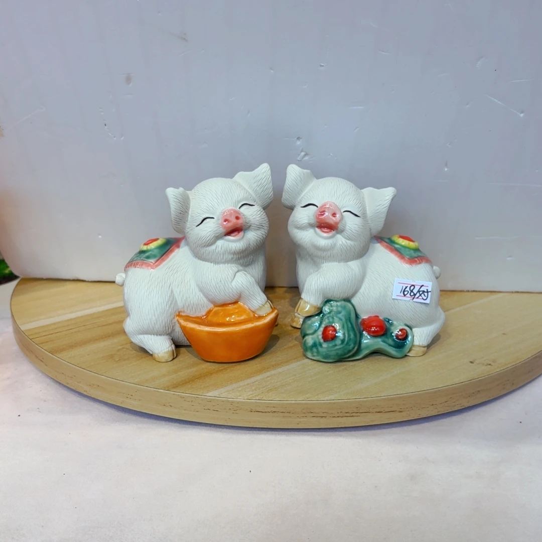 陶瓷猪仔一对，单荔枝